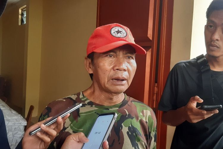 Sesepuh kampung tempat tinggal Sipon, Tri Wiyono saat diwawancara media di rumah duka RT 001, RW 014, Kampung Jagalan, Jebres, Solo, Jawa Tengah pada Kamis (5/1/2023).