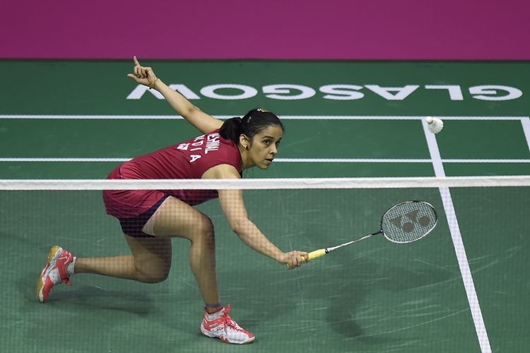 Pebulu tangkis India, Saina Nehwal, mengembalikan bola ketika melawan pemain Jepang, Nozomi Okuhara, dalam pertandingan semifinal Kejuaraan Dunia 2017 di Emirates Arena, Glasgow, 26 Agustus 2017.