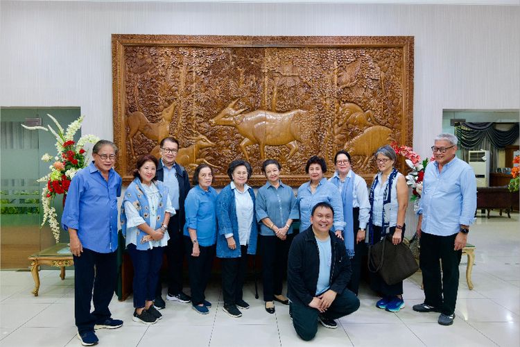  Tampak Biantiningsih Miderawati Djiwandono dan Maryani Ekowati Lemaistre (tengah), kedua kakak Presiden Terpilih Prabowo bersama keluarga besar Sigar Djojohadikusumo telah tiba di Manado pada Sabtu (1/6/2024) dalam persiapan acara syukuran di Langowan, Kabupaten Minahasa Provinsi Sulawesi Utara.