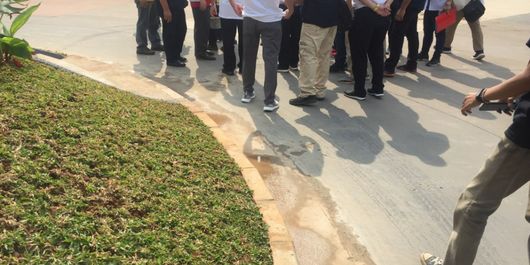 Bekas tanah merah yang belum bersih di depan taman patung Bung Karno di Kompleks Gelora Bung Karno (GBK), Minggu (24/6/2018). Menteri PUPR Basuki Hadimuljono meminta agar seluruh pekerjaan yang belum rapi dibereskan sebelum Asian Games digelar.
