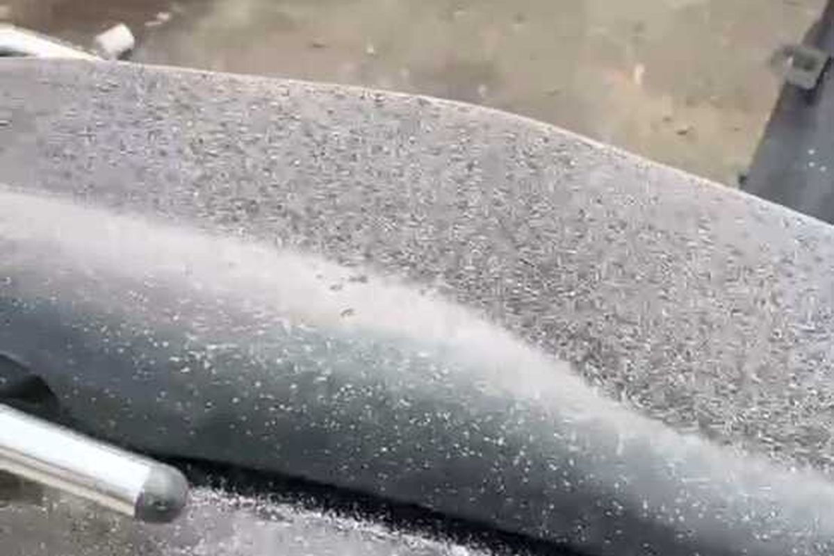 Hujan debu dari pabrik semen Indocement di Citeureup, Kabupaten Bogor, Jawa Barat, mencemari permukiman warga pada Minggu (10/8/2025).