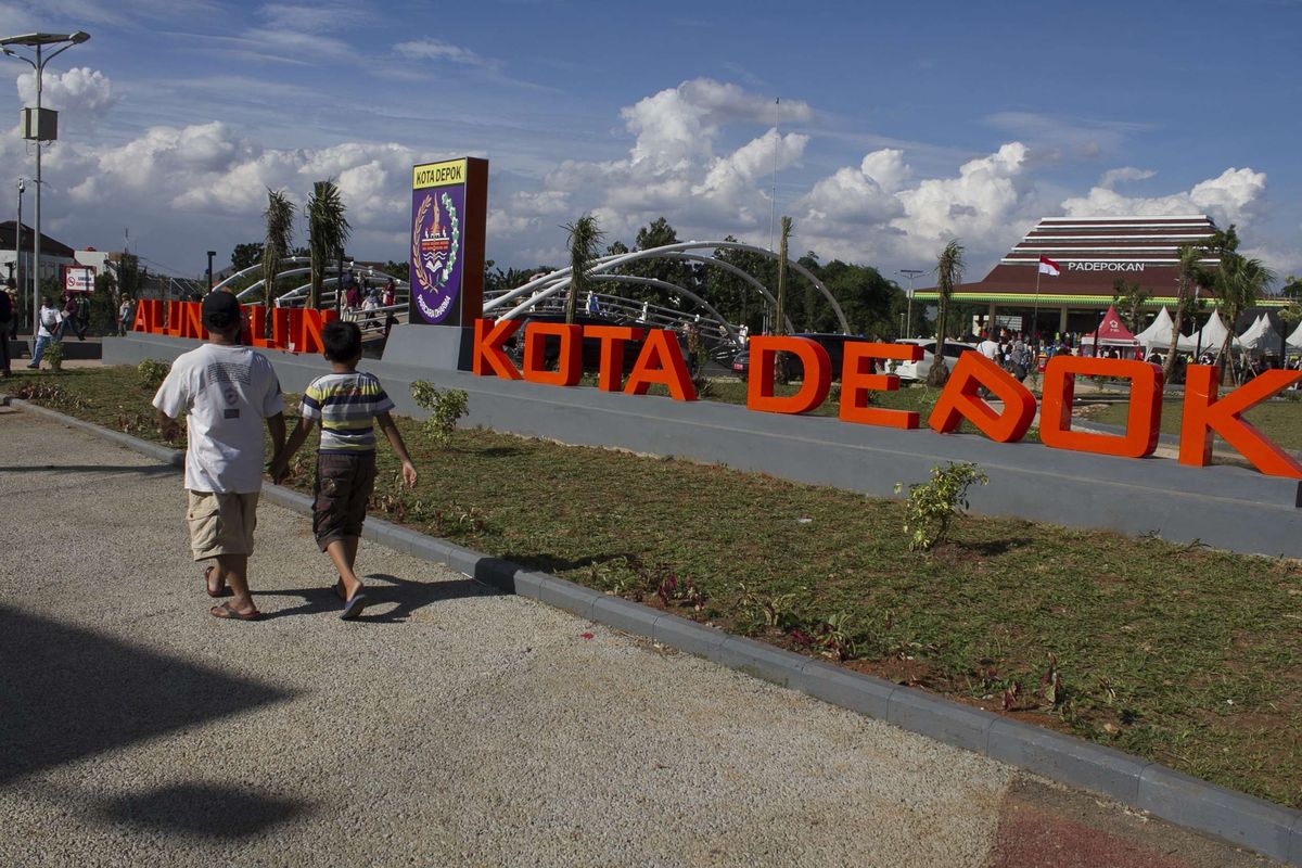 Pengunjung melintas di Alun-alun Kota Depok yang baru diresmikan Wali Kota Depok, Depok, Jawa Barat, Minggu (12/1/2020). Alun-alun tersebut memiliki berbagai macam fasilitas olahraga, gerai UMKM, hingga working space.