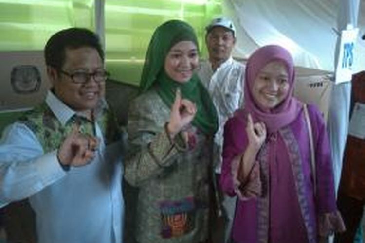 Ketua Umum PKB beserta isteri dan anaknya usai gunakan hak pilih di TPS 011 Kelurahan Bangka, Kecamatan Mampang Prapatan, Jakarta Selatan.