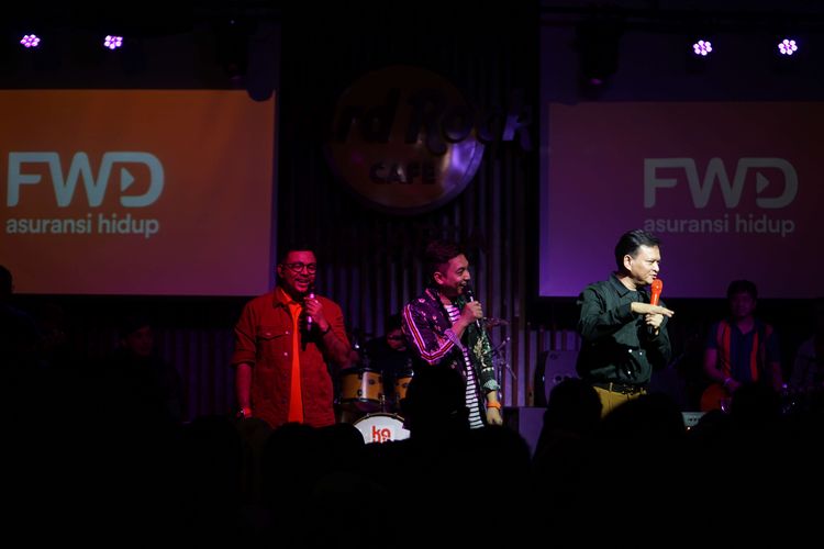 Carlo Saba, Mario Ginanjar dan Heidy Yunus (kiri ke kanan) saat berdiri di muka panggung dalam penampilan Kahitna di i panggung Hard Rock Cafe, Jakarta, Senin malam (20/1/2020) dalam rangkaian acara WD Unstoppable Music dari PT PT FWD Life Indonesia.