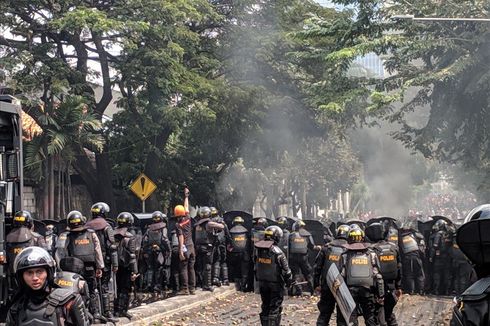 Kerusuhan Terjadi di Jalan Slipi I, Polisi Tembak Gas Air mata dan Water Canon