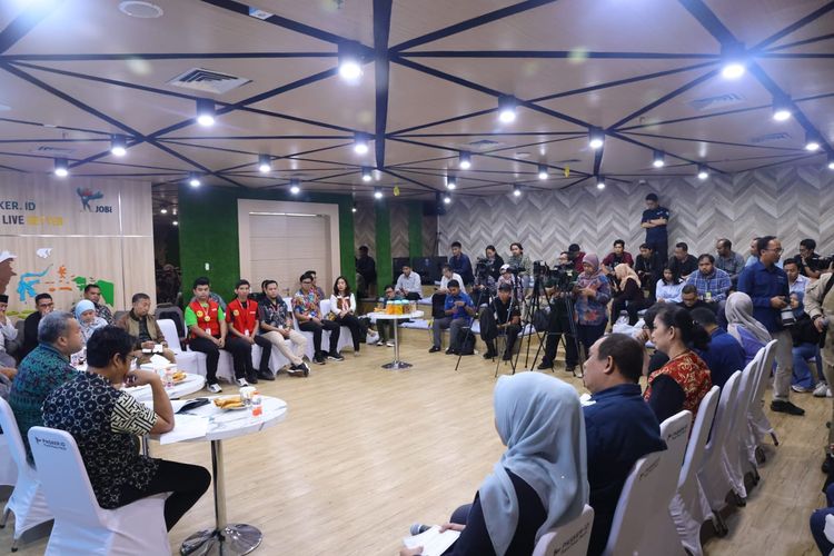 Para jurnalis dari media cetak, online, radio dan TV saat menghadiri media briefing bertema No One Left Behind: Inklusi untuk Semua di Ruang Karirhub, Pasar Kerja Kemnaker, Jakarta, Jumat (26/9/2025)