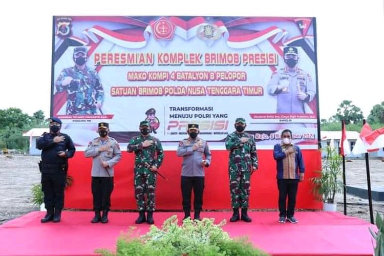 Foto : Kapolri Jenderal Listyo Sigit Prabowo mengajak Panglima TNI Marsekal Hadi Tjahjanto bertatap muka dengan seluruh personel Brimob sekaligus meresmikan pembangunan kompleks Brimob Presisi Kompi 4 Balayon B Pelopor Manggarai Barat Satbrimob Polda NTT, Sabtu (6/11/2021). 