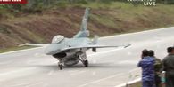 TNI AU Uji Coba Pendaratan Pesawat Tempur F-16 di Tol Terbanggi Besar-Kayu Agung