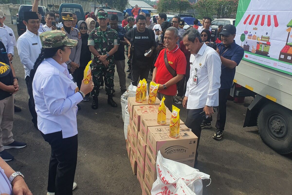OPERASI PASAR: Bupati Gunungkidul Endah Subekti Kuntariningsih (topi loreng) memegang minyak kemasan saat operasi pasar di Pasar Argosari, Wonosari, Rabu (12/3/2025)