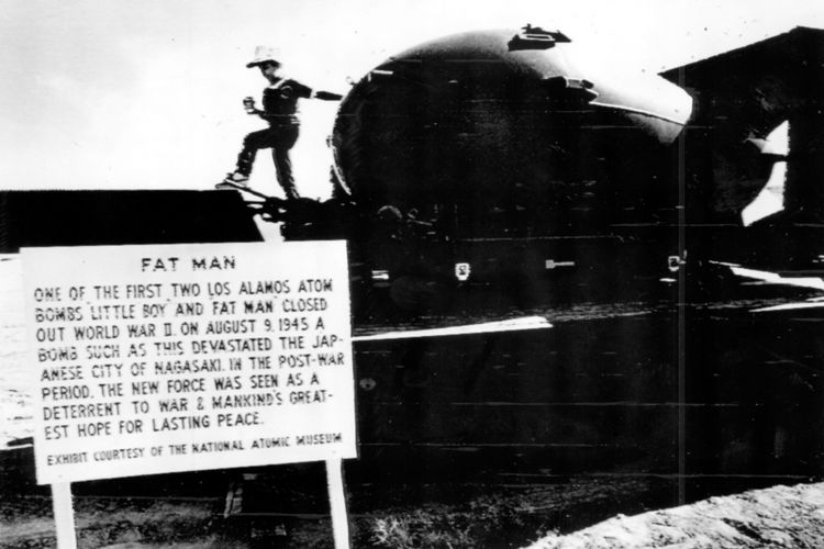 Inilah replika Fat Man, bom atom generasi pertama yang meluluh-lantakkan kota Nagasaki pada 9 Agustus 1945. Replika ini dipamerkan di stasion kereta api Trinity hari Selasa. Seorang bocah kelihatan sedang memuaskan keingintahuannya tentang benda pameran itu.