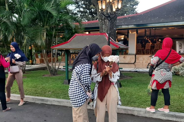 Warga mendatangi lokasi akad nikah Kaesang Pangarep dan Erina Gudono di Pendopo Agung Royal Ambarrukmo, Sabtu (10/12/2022)