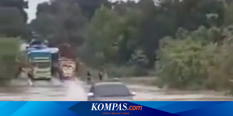 Innova Nekat Terabas Banjir dengan Ketinggian Air Hingga Kap Mesin - Vimarsana News