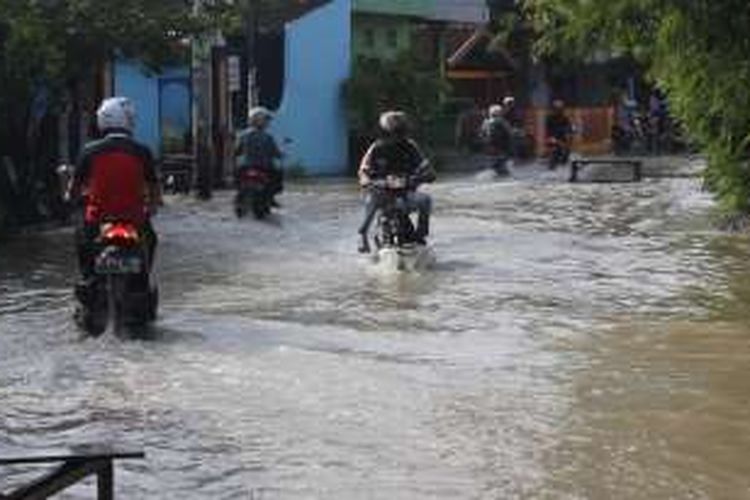 Banjir yang disebabkan luapan kali Kendal. Kompas.Com / slamet priyatin 