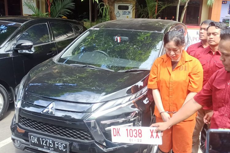 NPA, perempuan yang merental 12 unit mobil untuk digelapkan dan dijual demi gaya hidup mewah, saat dihadirkan dalam rilis di Polda Bali pada Kamis (6/4/2023). Kompas.com/ Yohanes Valdi Seriang Ginta