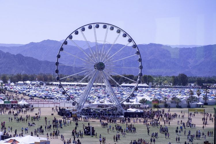 Para pengunjung mulai berdatangan di venue Coachella Valley Music and Arts Festival yang digelar di Indio, California, pada 17 April 2022.