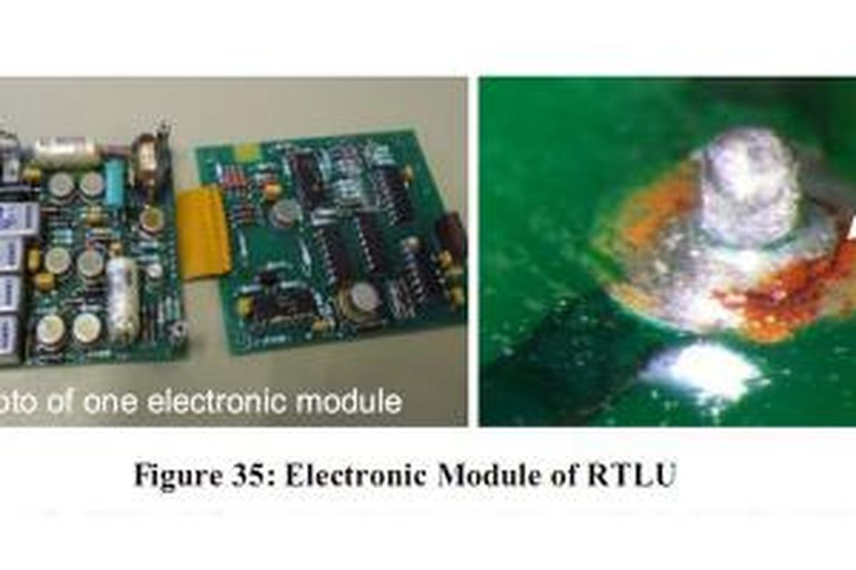 Foto retakan di modul elektronik RTLU milik Airbus A320 AirAsia PK-AXC. Retakan ditunjukkan oleh anak panah putih di sebelah kanan atas.