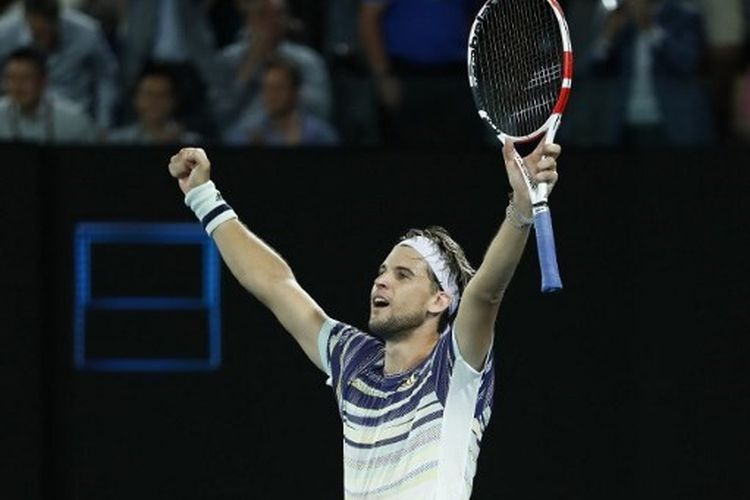 Petenis Austria, Dominic Thiem, merayakan kemenangan atas Rafael Nadal pada babak perempat final Australian Open 2020, 29 Januari 2020.