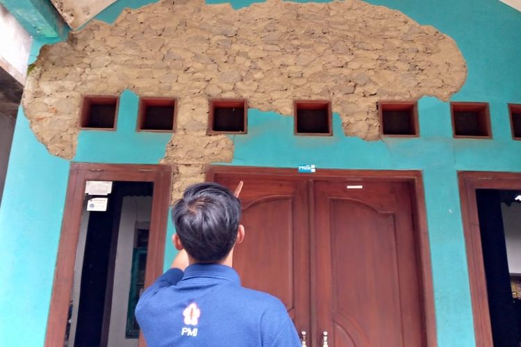 Relawan PMI menunjukan tembok yang retak dan mengelupas akibat gempa yang terasa hingga di Desa Dawuhan dan Desa Sidadi Kecamatan Sirampog, Kabupaten Brebes, Selasa (28/9/2021) (Dok. PMI Brebes)