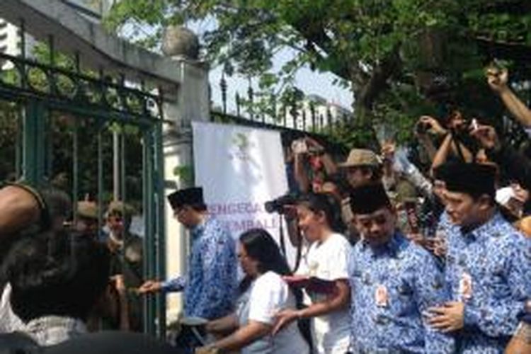 Gubernur DKI Jakarta Basuki Tjahaja Purnama mengecat ulang pagar kawasan Monas, Jakarta, Selasa (10/11/2015).