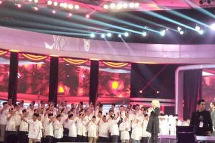 Tim Kampanye Nasional Prabowo-Hatta Rajasa menyanyikan yel-yel dukungan saat jeda iklan debat terakhir capres-cawapres di Hotel Bidakara, Jakarta Selatan, Sabtu (5/7/2014)
