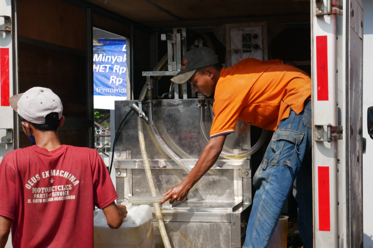 Operasi pasar minyak goreng curah untuk pelaku.usaha mikro dan kecil di Lumajang, Kamis (14/4/2022)
