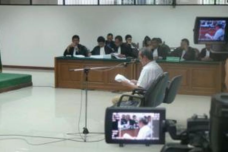 Terdakwa kasus dugaan korupsi proyek Hambalang Deddy Kusdinar membacakan nota pembelaan atau pledoi di Pengadilan Tindak Pidana Korupsi, Jakarta, Selasa (25/2/2014).