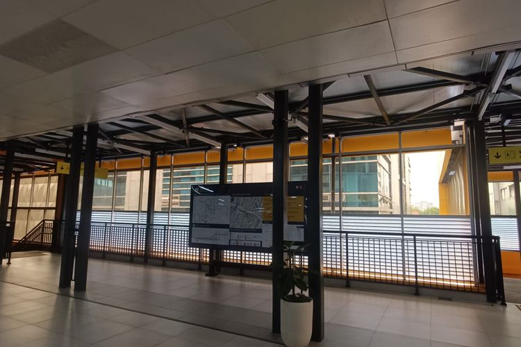 Kondisi terkini plafon Stasiun LRT Jabodebek Cawang di Kramatjati, Jakarta Timur, Senin (6/11/2023).