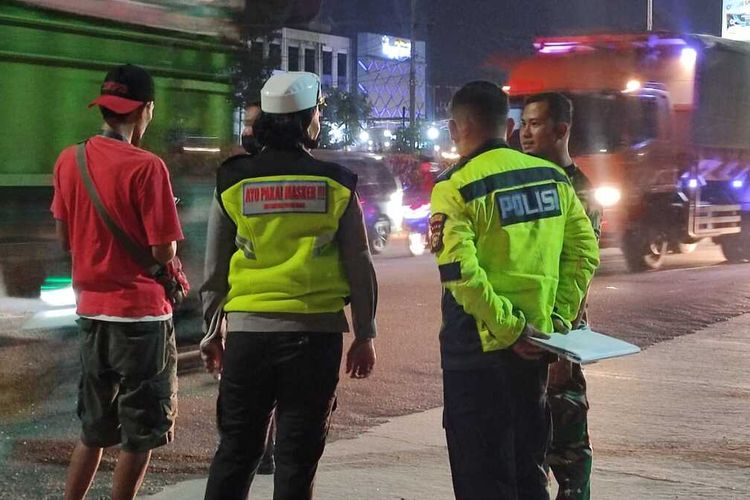 Petugas Satlantas Polresta Pekanbaru melakukan olah TKP pada kasus kecelakaan lalulintas yang menewaskan seorang anak di bawah umur, di Jalan HR Soebrantas, Kota Pekanbaru, Riau, Sabtu (26/11/2022) malam.