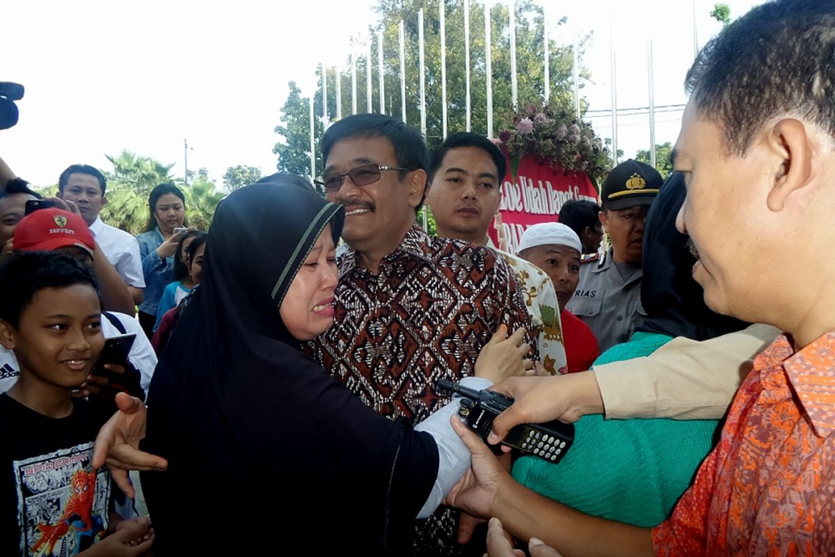 Warga menangis saat memeluk mantan Gubernur DKI Jakarta Djarot Saiful Hidayat menjelang acara pelepasan di depan Balai Kota DKI Jakarta, Minggu (15/10/2017). Djarot bersama istri diarak menggunakan kereta kencana diiringi oleh pegawai dan BUMD dari Balai Kota ke Gedung Joang 45 sebagai bentuk ucapan terima kasih atas pengabdiannya sebagai Gubernur DKI Jakarta.