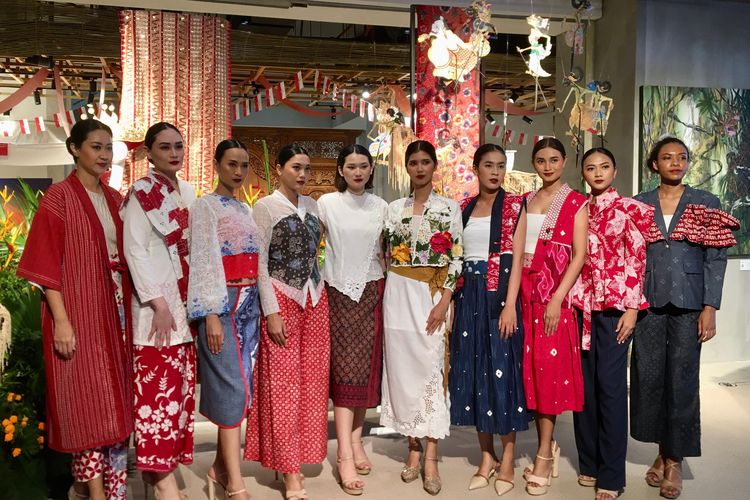 Trunk show Sarinah Festiloka 2025 yang menghadirkan 10 desainer lokal dengan koleksi bertema merah putih, di Anjungan Sarinah Thamrin, Jakarta, pada Sabtu (16/8/2025). 