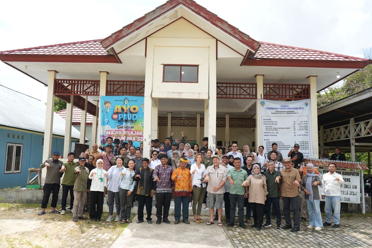 Franka Braun, Senior Natural Resource Management Specialist Bank Dunia mengunjungi lokasi rehabilitasi mangrove M4CR di Tana Tidung, Kalimantan Utara.