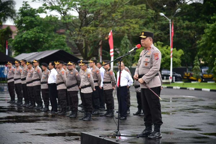 Kapolda Maluku Irjen Pol Lotharia Latif memberikan pengarahan kepada para pejabat utama dan personel Polda Maluku di lapangan upacara Polda Maluku, Senin (22/8/2022)