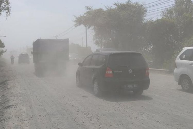 Kondisi Jalan Raya Manyar terkini, yang tak lagi dipenuhi banyak lubang, melainkan debu berterbangan.