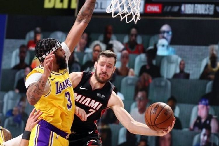 Point guard Miami Heat, Goran Dragic, beraksi pada paruh pertama laga Final NBA kontra Los Angeles Lakers pada Kamis (1/10/2020) pagi hari WIB.