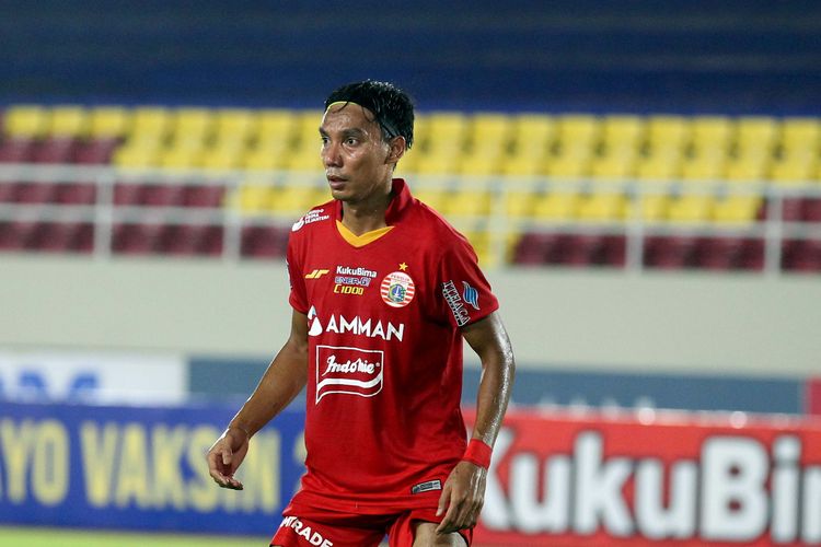 Pemain Persija Jakarta Novri Setiawan saat pertandingan melawan Persebaya Surabaya pekan kesembilan Liga 1 2021-2022 yang berakhir dengan skor 0-1 di Stadion Manahan, Solo, Selasa (26/10/2021) malam.