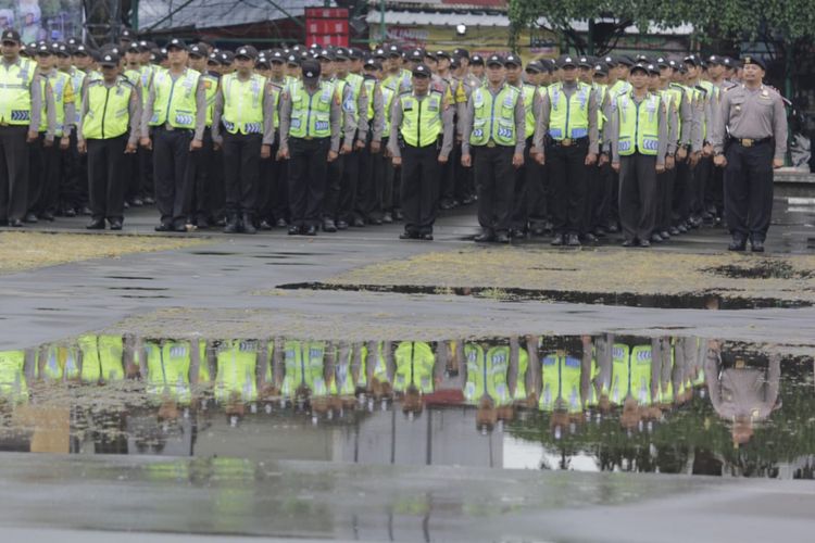 Apel kesiapan pergeseran pasukan Pengamanan Pilkada Serentak  dalam rangka Operasi Mantap Praja Lodaya 2018 di Lapangan Karangpawitan, Karawang, Senin (25/6/2018).