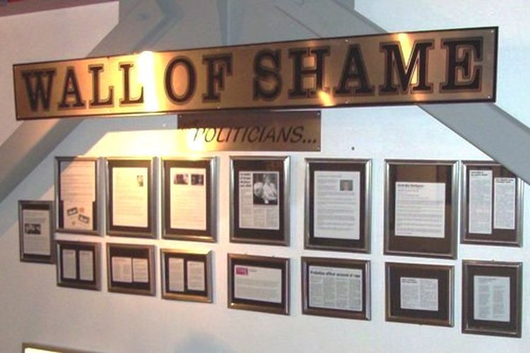 DI instalasi seni Wall of Shame, kamu dapat melihat beberapa politikus Amerika Serikat yang terkena skandal.