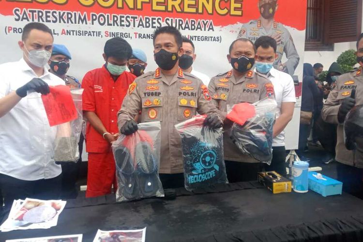 Polisi menunjukkan barang bukti dan tersangka kasus pembunuhan pengusaha air minum di Surabaya, Senin (21/2/2022).