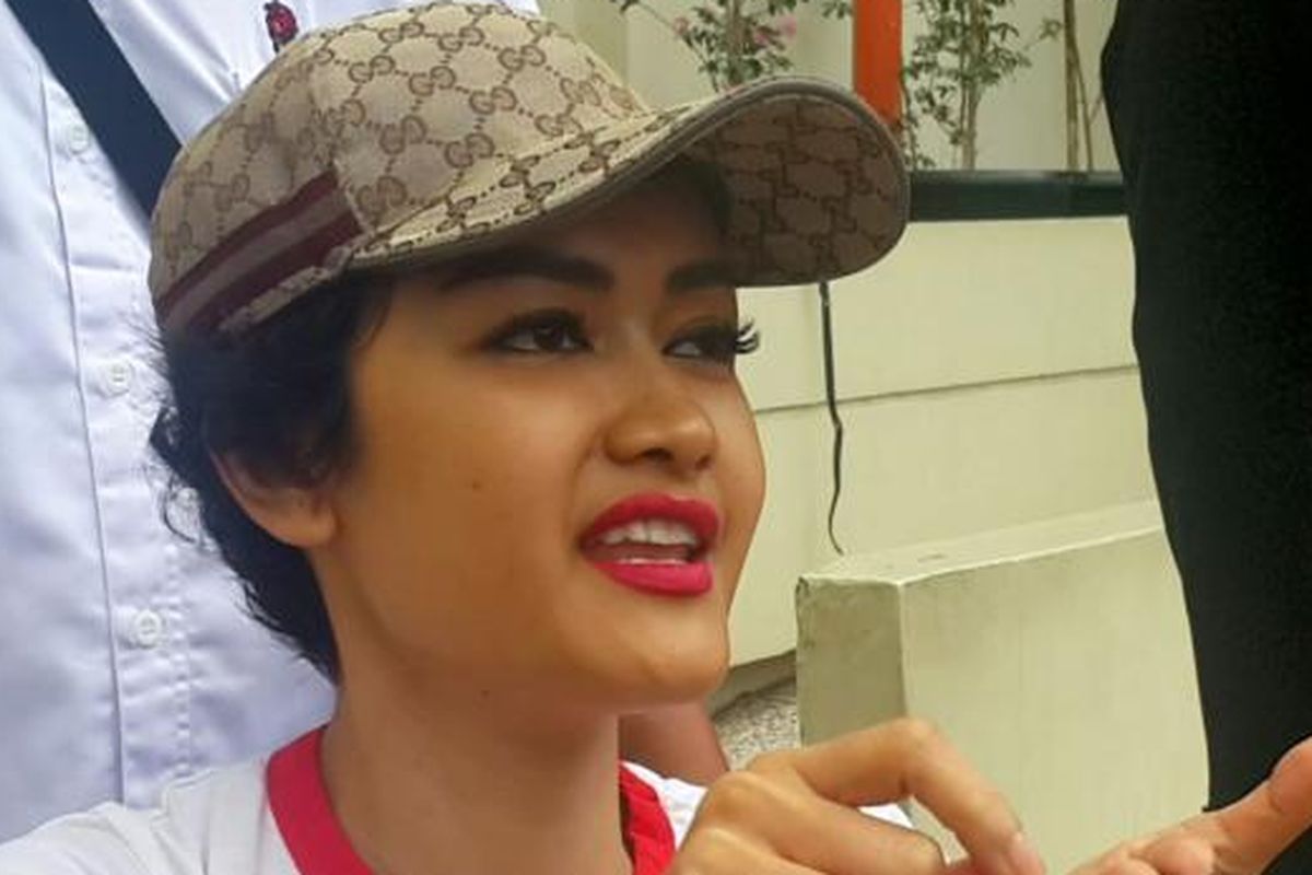 Julia Perez di Rumah Sakit Dr Cipto Mangunkusumo, Salemba, Jakarta Pusat, Sabtu (31/12/2016).