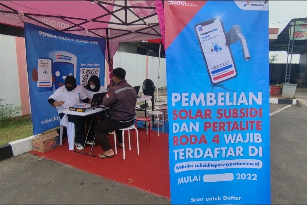 Warga konsultasi dan daftar My Pertamina di loket pendaftaran SPBU Kemantren, Kecamatan Sumber, Kabupaten Cirebon, Jawa Barat, Jumat (22/7/2022)