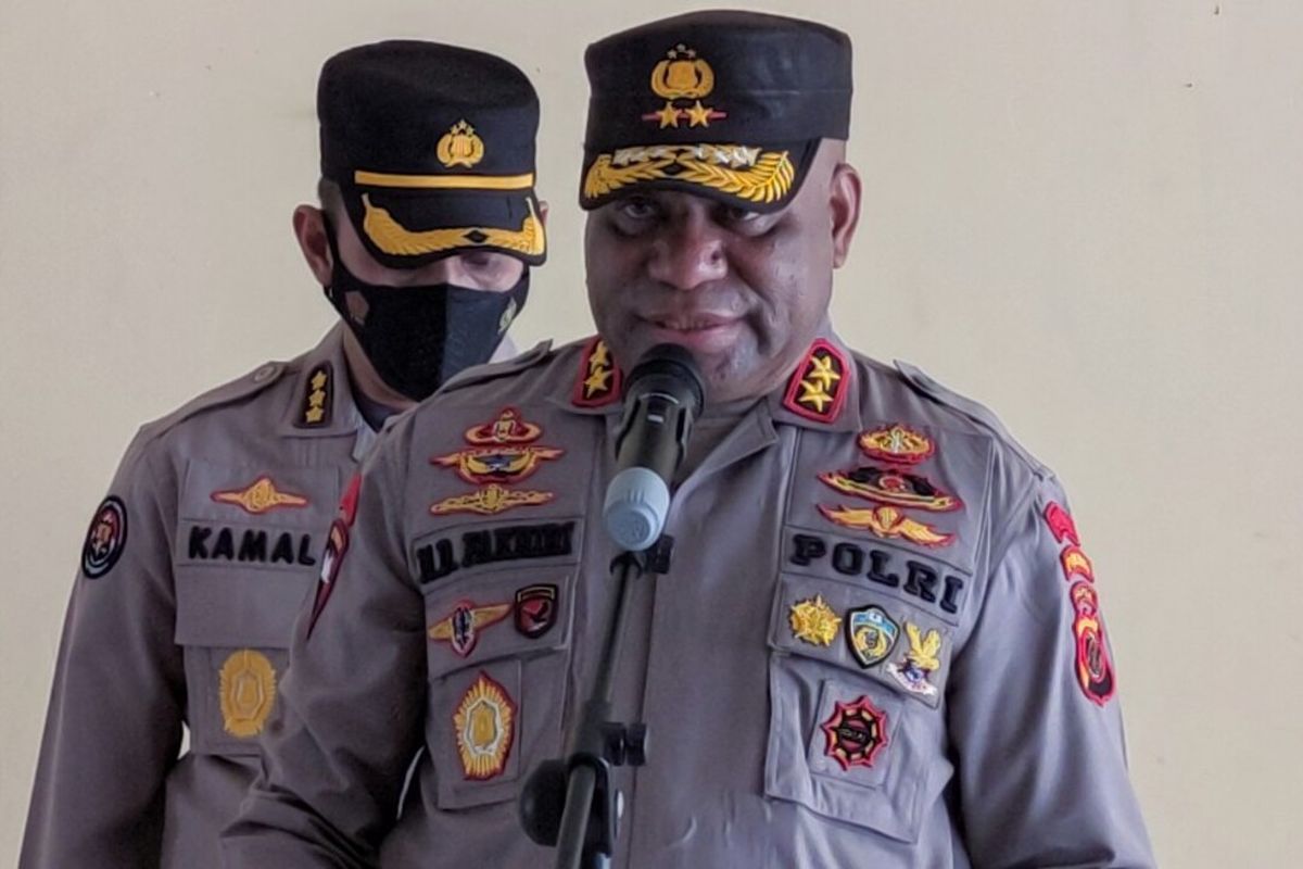 Kalolda Papua, Irjen Mathius D Fakhiri (depan) bersama Kabid Humas Polda Papua, Kombes AM Kamal