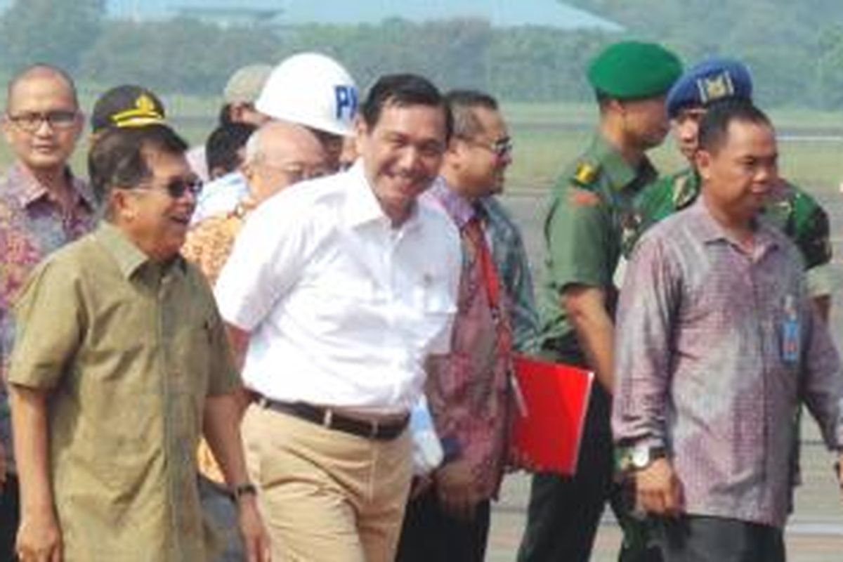 Wapres Jusuf Kalla bersama Kepala Staf Kepresidenan Luhut Binsar Pandjaitan, di Bandara Halim Perdanakusuma, Jakarta, Sabtu (18/4/2015).