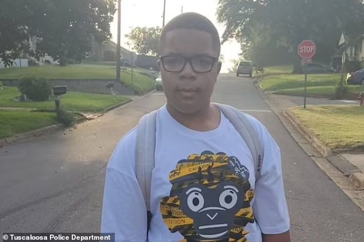 Seorang remaja laki-laki, Kei'lan Allen (13 tahun) yang tewas tertembak di kepala saat sedang asyik bermain iPad di kamarnya. [Tuscaloosa Police Department Via Daily Mail]