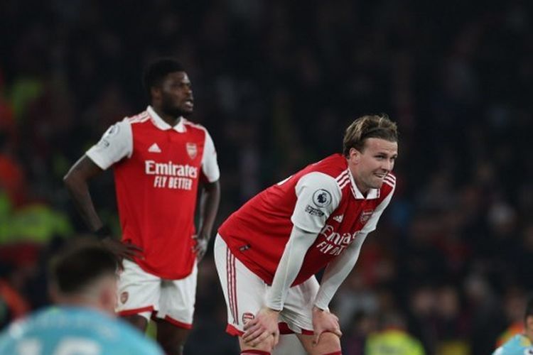 Reaksi bek Arsenal Rob Holding seusai laga lanjutan Liga Inggris kontra Southampton berakhir imbang 3-3. Laga Arsenal vs Southampton berlangsung di Stadion Emirates, London, pada Sabtu (22/4/2023) dini hari WIB.