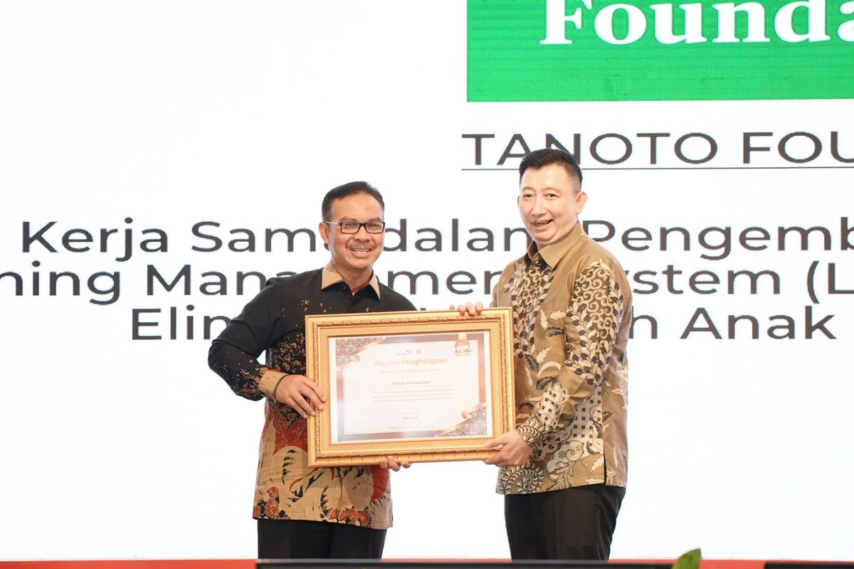Kepala BKKBN Hasto Wardoyo saat memberikan penghargaan dalam acara Apresiasi dan Penghargaan  Program Bangga Kencana dan Percepatan Penurunan Stunting di Hotel Wyndham Opi, Kabupaten Banyuasin, Sumatera Selatan (Sumsel), Selasa (4/7/2023).
