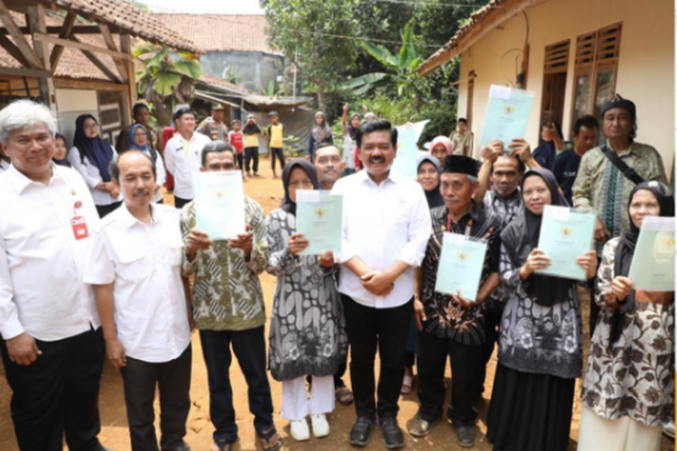 Menteri ATR/Kepala BPN, Hadi Tjahjanto  menyerahkan sertifikat redistribusi tanah kepada para petani di Desa Muktisari, Kecamatan Cipaku, Kabupaten Ciamis pada Kamis (12/10/2023). 
