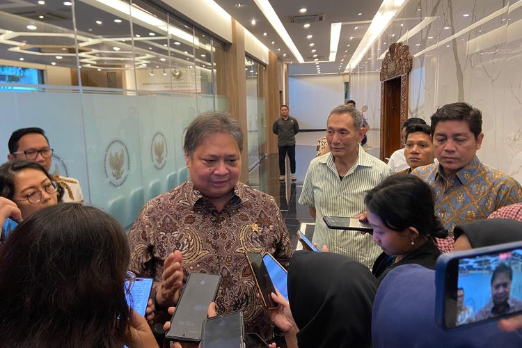 Menteri Koordinator (Menko) Bidang Perekonomian Airlangga Hartarto di Kantor Kemenko Perekonomian, Jumat (17/1/2025).