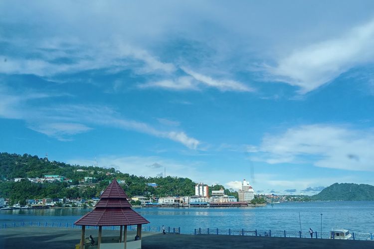 Pantai dan perumahan yang ada di Kota Jayapura.