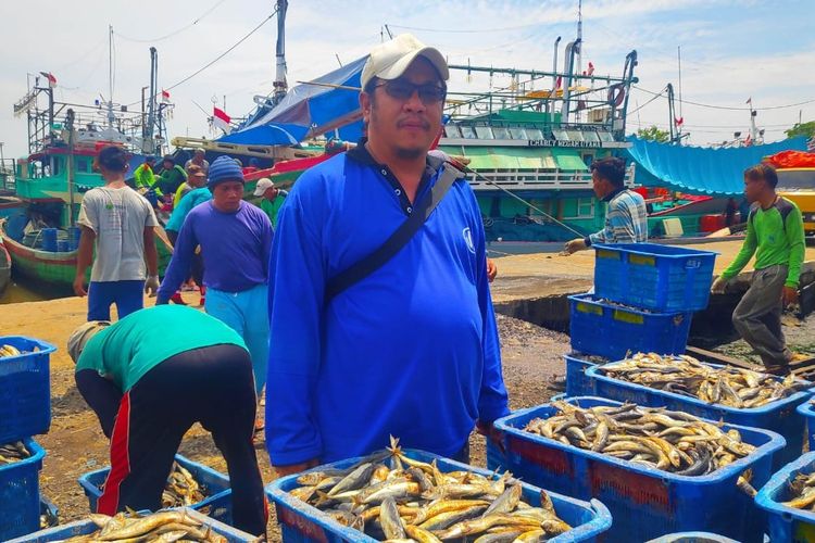 Seorang nelayan di Pelabuhan Tegal, Jawa Tengah, menunjukan ikan layang hasil tangkapannya, Jumat (1/5/2020)