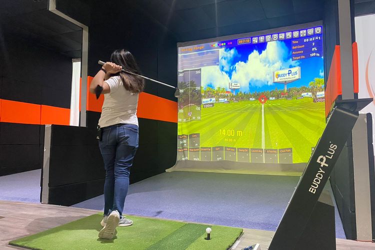 Bermain golf di driving range Green Belle, Indonesia Sport Theme Park, yang berlokasi di Mall of Indonesia (MOI), Jakarta Utara. 